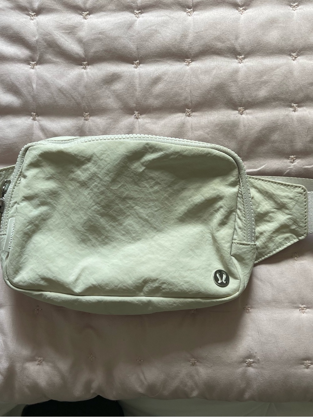lululemon Everywhere 2L belt Bag - cream color